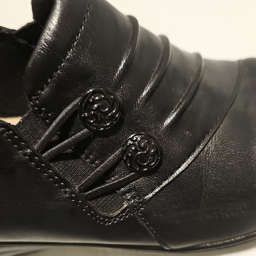 Clarks Women's Black Leather Flats with Button Detail - Picture 6 of 7